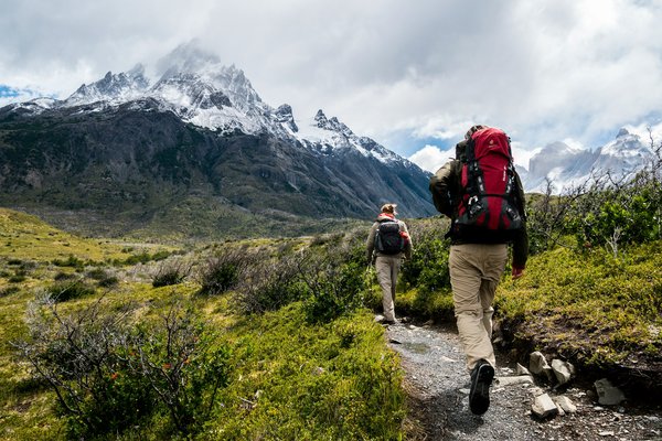 Où trouver des randonnées guidées pour découvrir les grottes volcaniques en Islande?